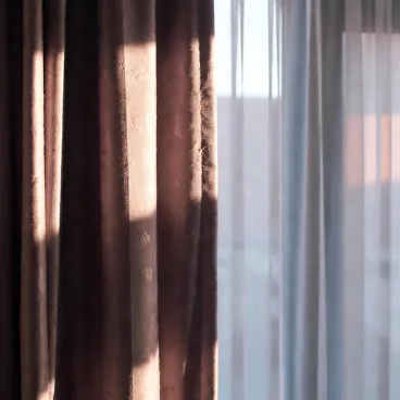 Zasłony hotelowe – jakie muszą spełniać normy i wymagania